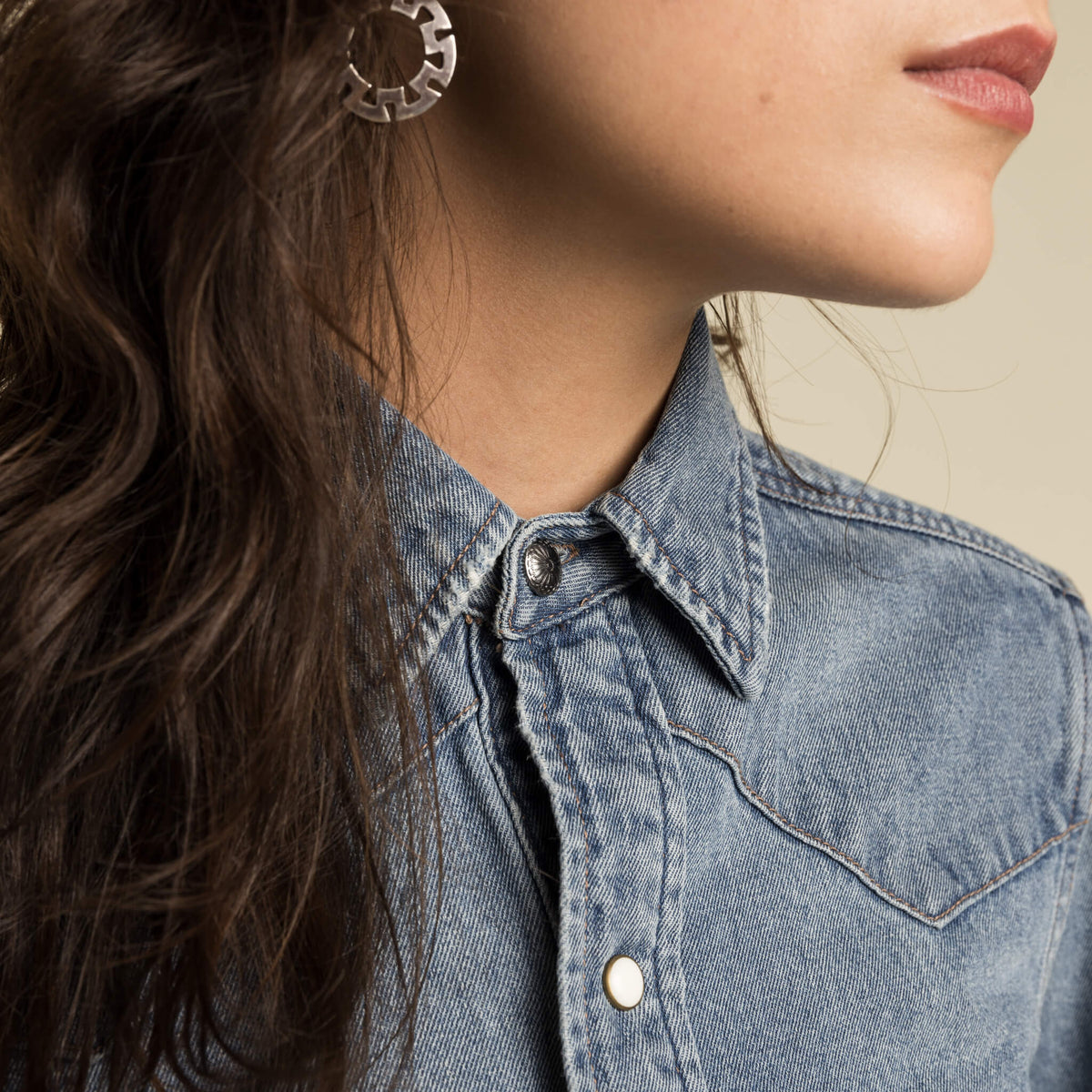 Sendero Provisions Co. The Women's Wyatt Denim Pearl Snap Shirt
